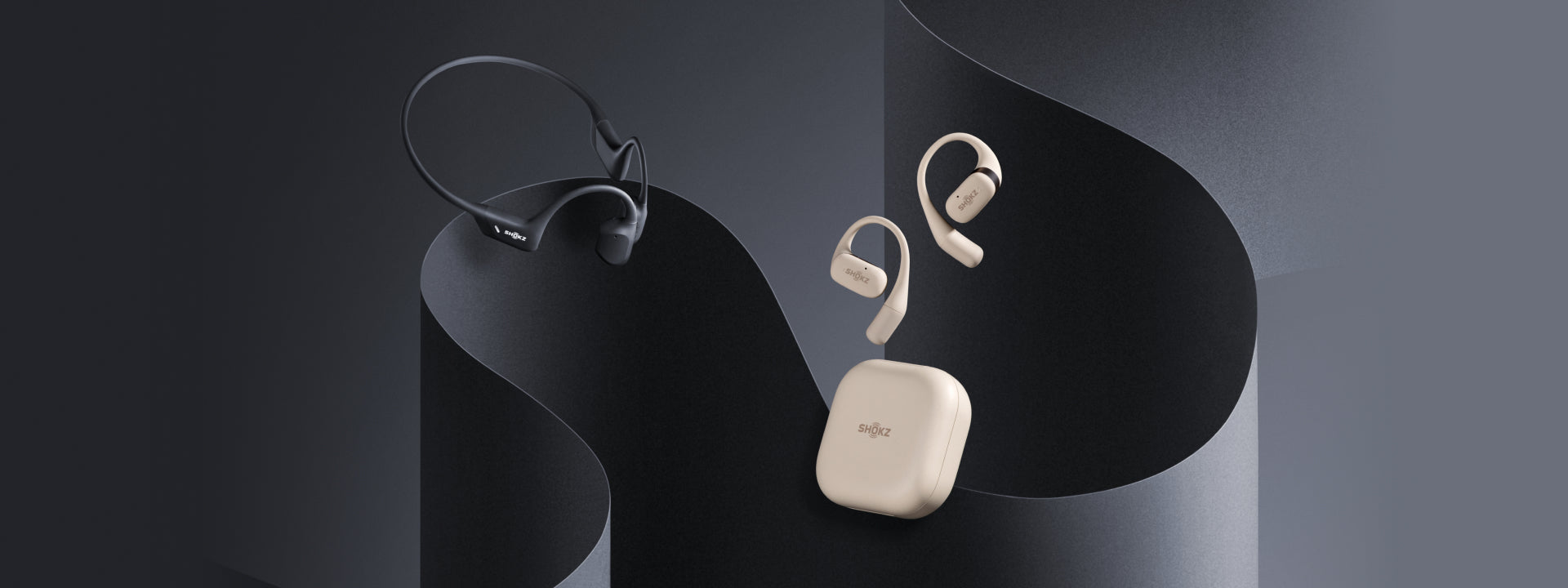 Bij moderne koptelefoons kun je kiezen tussen modellen met air conduction en modellen met bone conduction. Laten we het eens hebben over de verschillen tussen die twee. 「Een afbeelding toevoegen die de vergelijking weergeeft tussen air conduction en bone conduction. Alt tag: air conduction vs bone conduction」