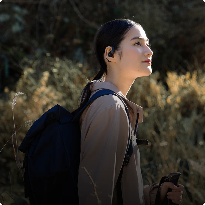 音楽を楽しみながら、通りや公園で犬を散歩させている時も、周囲への注意は怠らないようにしましょう。